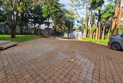 5 Bed House with En Suite in Runda