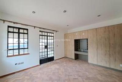 5 Bed Townhouse with En Suite at Lavington. - 3