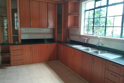 5 Bed Townhouse with En Suite in Lavington - 4