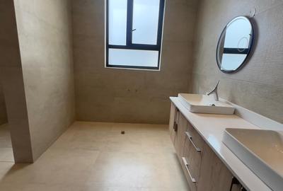 5 Bed Townhouse with En Suite in Lavington - 3