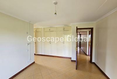 5 Bed House with En Suite in Runda