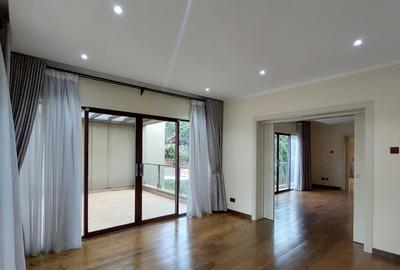 5 Bed Townhouse with En Suite in Lavington - 4