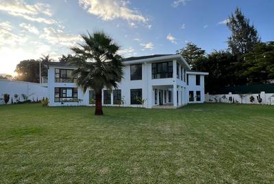 6 Bed House with En Suite in Runda