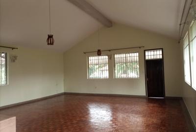 6 Bed House with En Suite in Nyari - 3