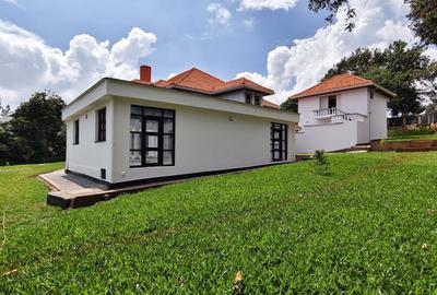 5 Bed House with En Suite in Ridgeways - 3