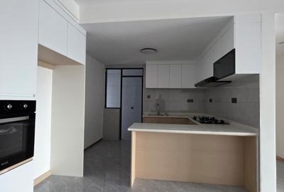 3 Bed Apartment with En Suite in Riverside - 3