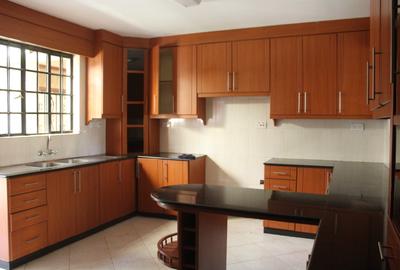 5 Bed Townhouse with En Suite in Lavington