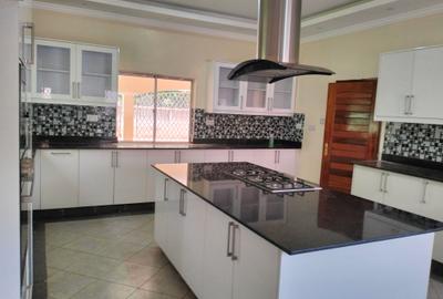 5 Bed House with En Suite in Runda