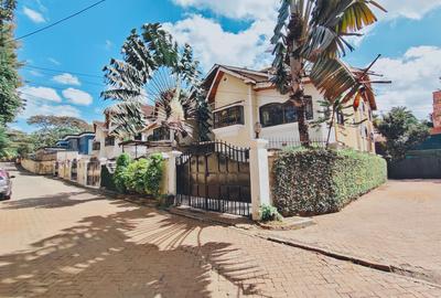 6 Bed House with En Suite in Lavington - 2