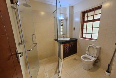 4 Bed House with En Suite in Runda