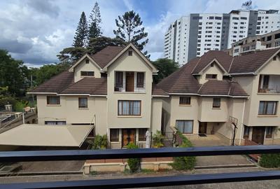 5 Bed House with En Suite in Lavington