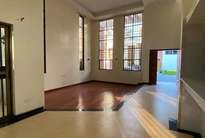 5 Bed Townhouse with En Suite in Lavington - 2