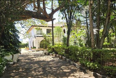 5 Bed House with En Suite in Garden Estate