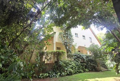 5 Bed House with En Suite in Lavington - 2