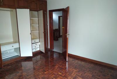 4 Bed Villa with En Suite in Spring Valley - 4