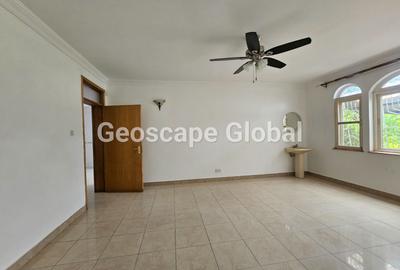 5 Bed House with En Suite in Runda - 3