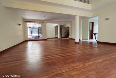 5 Bed Townhouse with En Suite at Lavington - 4