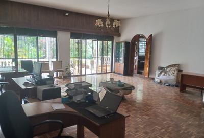 5 Bed House with En Suite in Lavington