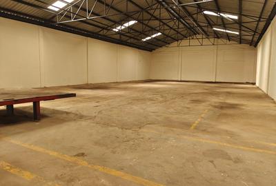 20,000 ft² Warehouse with Parking in Industrial Area