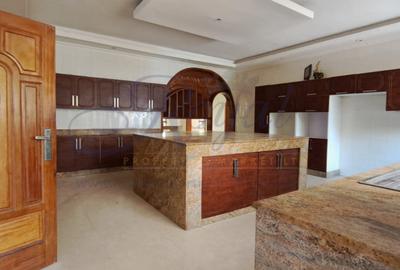 6 Bed House with En Suite in Ridgeways - 4
