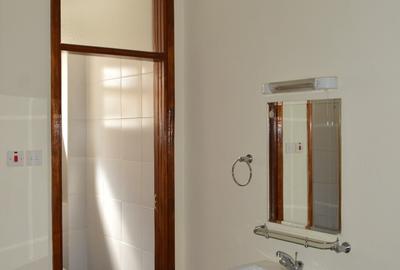 4 Bed Apartment with En Suite in Parklands - 4