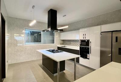 3 Bed Apartment with En Suite in Riverside