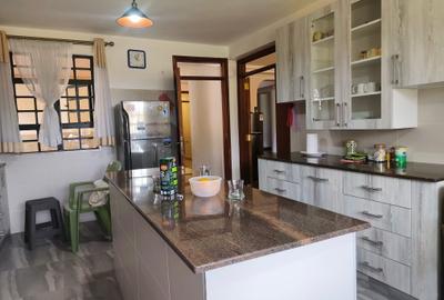 6 Bed House with En Suite in Runda - 3