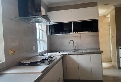 5 Bed Townhouse with En Suite in Lavington - 2