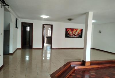 5 Bed Townhouse with En Suite at Near Social Amenities Such As West Gate Mall And Sarit Centre