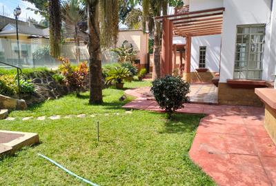 6 Bed House with En Suite in Nyari