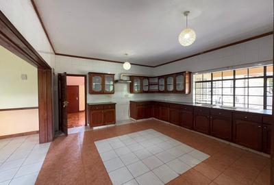 5 Bed House with En Suite in Runda - 3