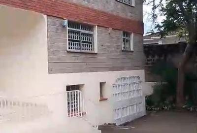 5 Bed Villa with En Suite at Lavington Green - 2