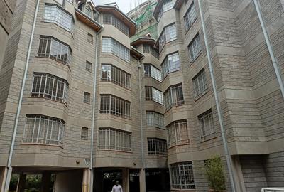 3 Bed Apartment with En Suite in Kilimani
