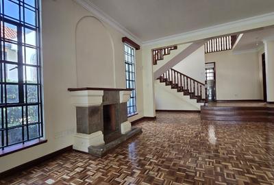 4 Bed House with En Suite in Lavington - 2