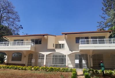 5 Bed Villa with En Suite in Nyari