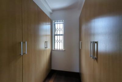 5 Bed Townhouse with En Suite in Lavington - 4