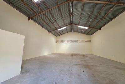 3,500 ft² Warehouse with Parking in Industrial Area - 2