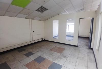 2,999 ft² Warehouse with Parking in Industrial Area - 4