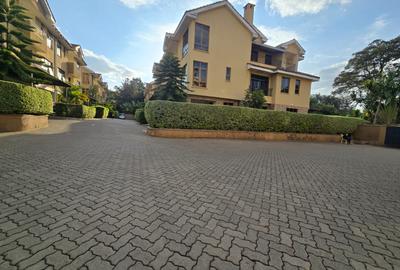 5 Bed House with En Suite in Lavington