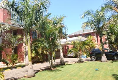 6 Bed Townhouse with En Suite at Karen Hardy