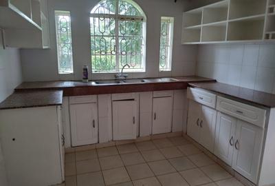 5 Bed Townhouse with En Suite in Kitisuru