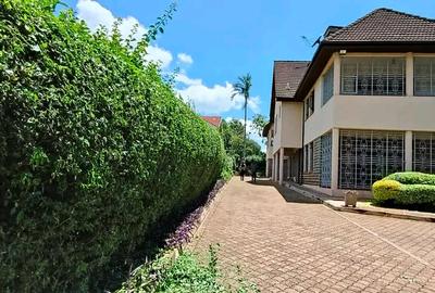 5 Bed House with En Suite in Runda