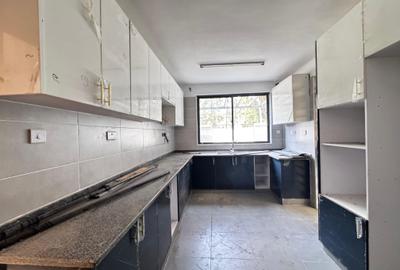 5 Bed Townhouse with En Suite in Lavington - 3