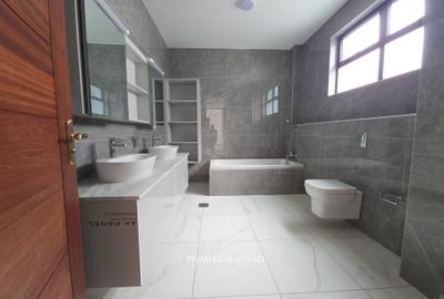 5 Bed Townhouse with En Suite in Lavington - 4