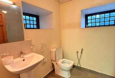 7 Bed House with En Suite in Runda - 3