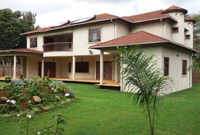 5 Bed House with En Suite at Flem Tree - 2
