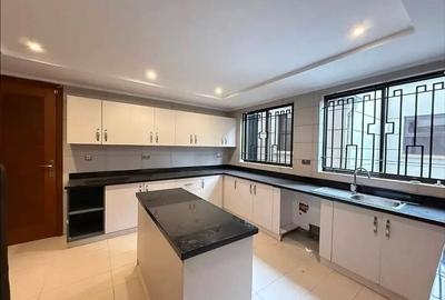 5 Bed Townhouse with En Suite in Lavington - 3