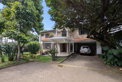 5 Bed House with En Suite in Brookside - 4