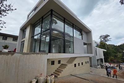 6 Bed Villa with En Suite at Lavington - 2