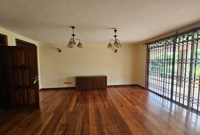 5 Bed House with En Suite in Runda